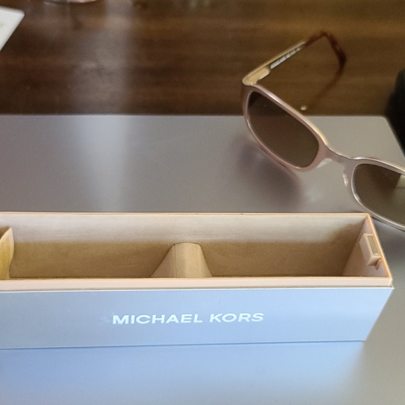 ποΈ Michael Kors Sunglasses π - Picture 9 of 9